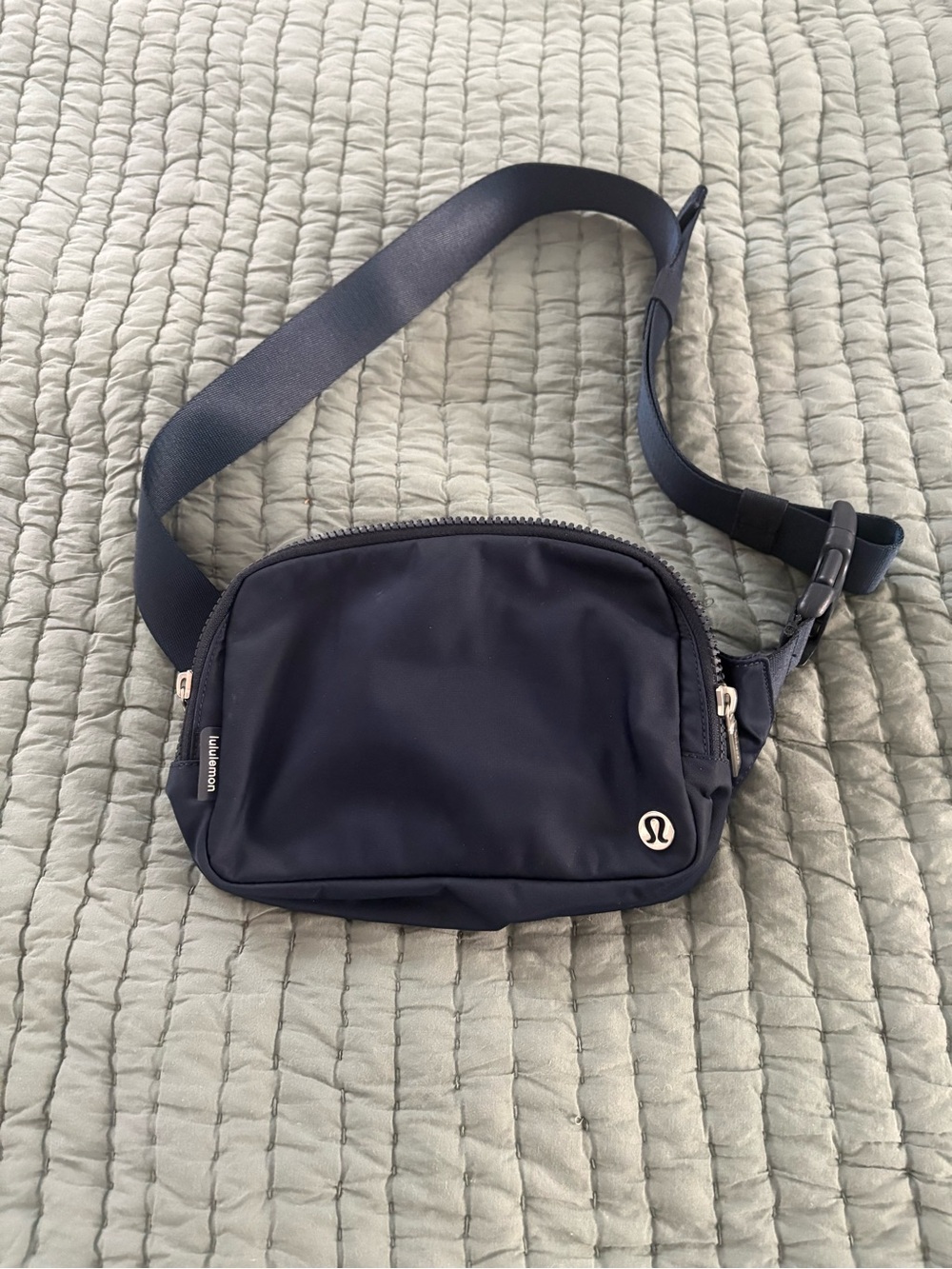 lululemon Everywhere Belt Bag Large 2L - Picture 2 of 4
